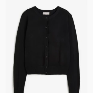 Säljer 3 HM koftor i svart vit o beige - Säljer mina 3 HM fin stickade koftor, de är såå fina men jag för många som är liknande! Den vita o svarta är i strl S o den beiga i strl M, alla är i väldigt bra skick! Skriv privat för egna bilder. Köp alla 3 för 250 eller 1 för 100