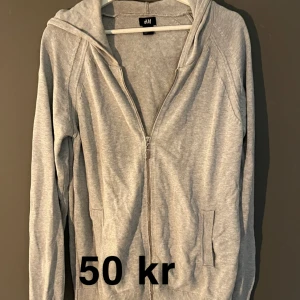 Zip up  - Grå zip up storlek L men passar m 66 kr frakt ❤️