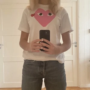 comme des garçons t-shirt - Säljer denna as fina t-shirt, skriv för fler bilder❤️Nypris 1100kr