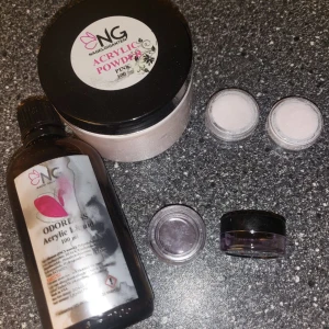 Akryl pulver+vätska - Säljer två små burkar akryl pulver samt två små burkar akryl vätska som behövs för att kunna använda det.  Akryl pulver 14g och vätska 16g. SÄLJER BARA BURKARNA