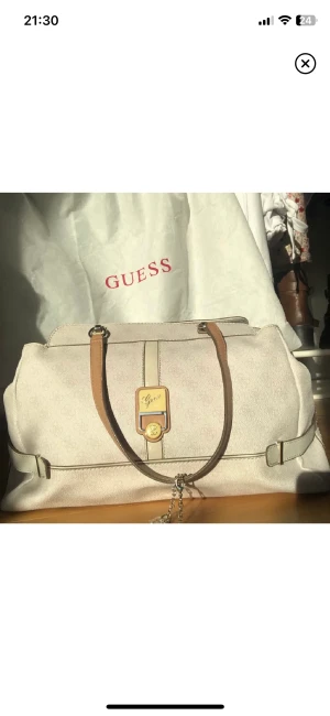 GUESS väska - Säljer min fina Guess väska, sparsamt använt. Köpte den second hand och har använt den fåtal gånger. Väskan har små defekter men syns inte om man ej kollar noggrant, annars i jätte fin skick. (Dustbag medföljer) Priset kan sänkas vid snabbaffär❤️ 