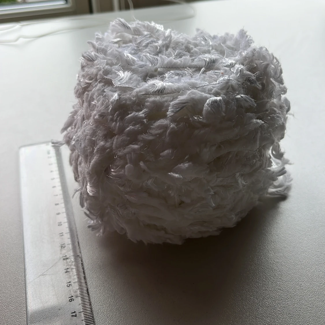Vitt fluffigt garn till virkning / stickning  - 90