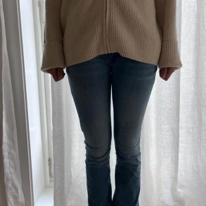 Jeans från Cars jeans  - Säljer mina Cars jeans från zalando då dem tyvär blivit lite för små. De är nästan oanvända då jag bara andvänt de ett fåtal gånger. De är i storlek 16 år men passar även dig som har s/m i storlek. Jeansen är i modellen flare och  low/mid rise. 