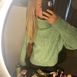 Stickad tröja - Grön stickad tröja, som tyvärr inte kmr till någon andvändning🫶🏼 knappt andvänd så inga difekter!