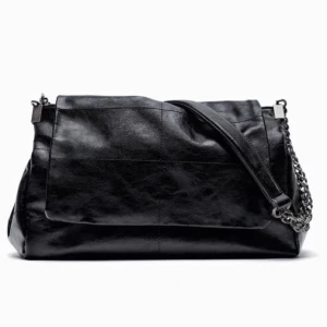 Zara axelremsväska  - Jättefin väska!  Väskan är i bra skick och har tagits hand om väl. Pris kan diskuteras.