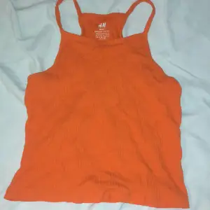 Jag säljer en orange tröja ifrån hm som köptes för unge fär 1 år sen använd kanske 4 gnr 