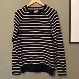 Stickad tröja - Använd men i bra skick! Mörkblå.