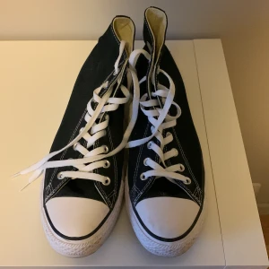 Converse all star hi  - Ett par hightop converse i storlek 44 som jag säljer pga för stor storlek. Dem är använda en gång och har inget fel på sig alls. Lådan kommer med. 
