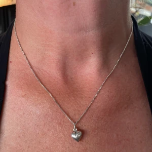 Halsband med hjärta  - Hjärthalsband 