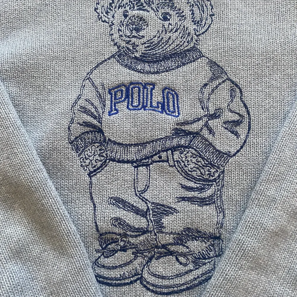 En stickad polo ralph lauren tröja som nästan inte är använd någonting. Storlek S Såklart äkta. Tröjor & Koftor.