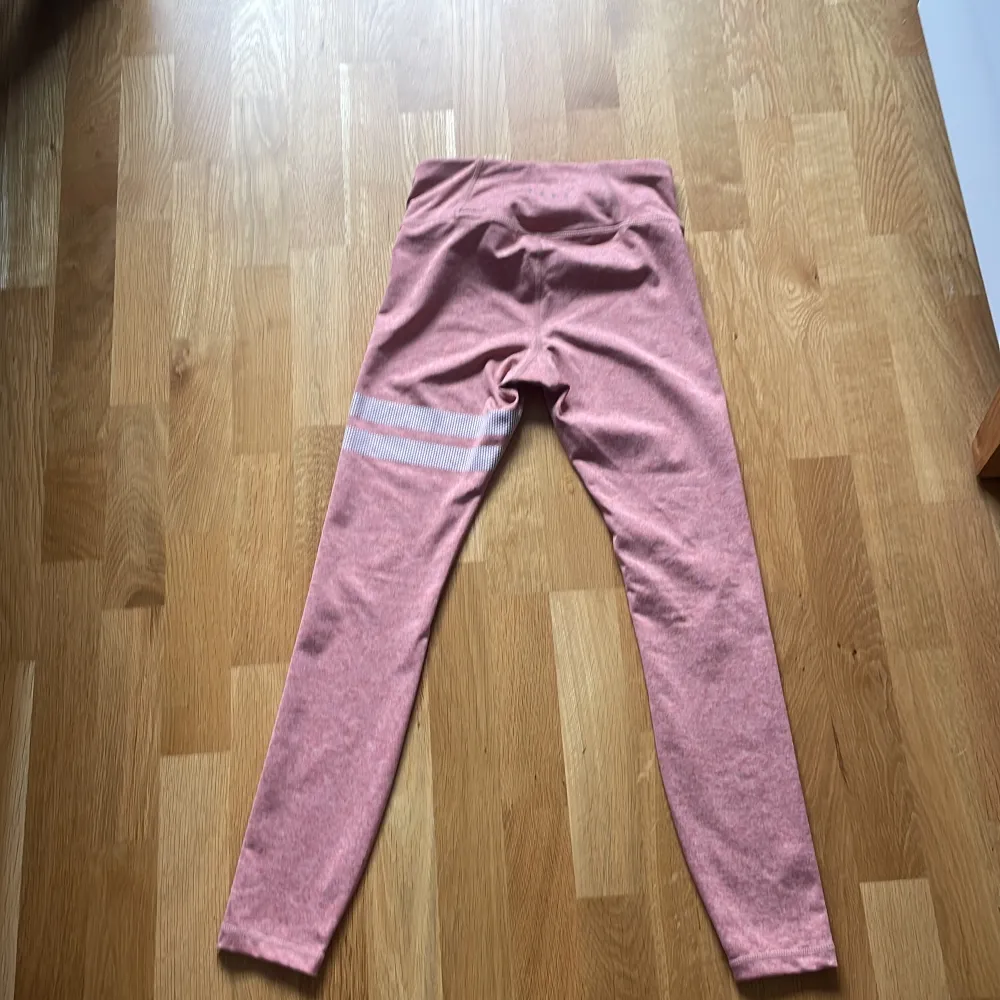 Säljer mina super fina rosa Stronger byxor i storlek XS. Superbra skick men inte nyskick. Säljer på grund av försmå. Skriv privat för fler bilder och köparen står för frakt💕💕. Jeans & Byxor.