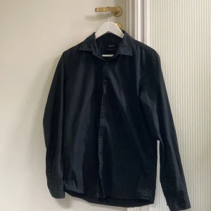 Svart skjorta - Svart skjorta från dressmann. Bra skick. Storlek medium