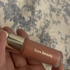 Rare beauty blush - Säljer min blush från rare besuty vet inte riktigt hur mycket det är kvar i den men antagligen ganska mycket då jag inte använt den så mycket köpt på SEPHORA för 389kr färgen bliss 