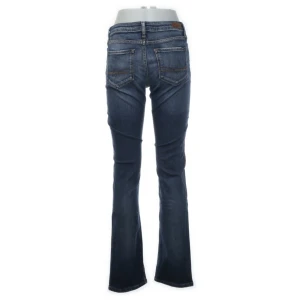 LOW WAIST JEANS - Säljer dessa blå jeansen i märket Tommy Hilfiger. Väldigt bra skick, nästan som nya! Köpa second hand för ca en vecka sen, men kommer inte till användning då de inte passade mig tyvärr.  MIDJEMÅTT: 88cm