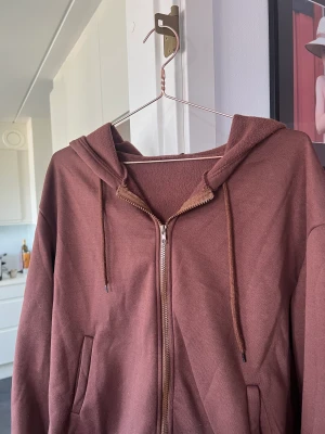 Zip-up hoodie - As mysig brun hoodie, inget att klaga på. Inte min färg🫣
