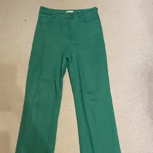Ett par jättefina gröna jeans från Zara. De är högmidjade och full längd, och passar bra för de som är runt 175 långa. 