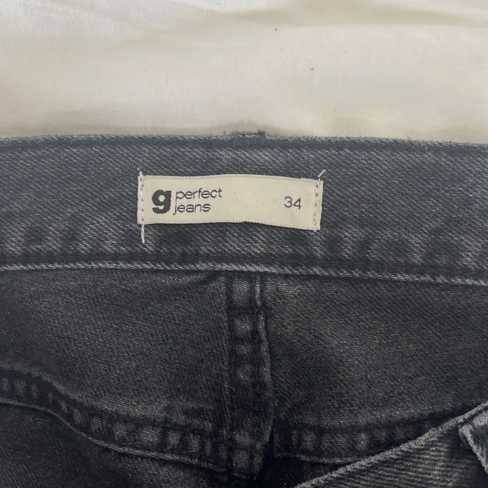 Superfina Lågmidjade jeans från Gina! Säljer då dom inte kommer till användning. Dom är i nyskick och är i storlek 34 motsvarande xs-s. Hör av er om ni undrar något🩷frakt ingår inte i priset. Jeans & Byxor.