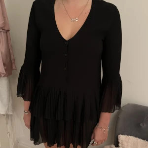 Svart klänning - Jättesöt svart klänning som aldrig har använts💕