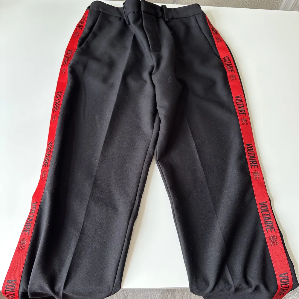Svarta kostymbyxor från Zadig et Voltaire med logga på sidan i rött i superfint skick.. Jeans & Byxor.