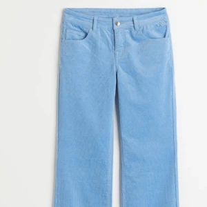 Manchesters byxor Liw waist - Jag säljer dessa lågmidjade blå byxor i Manchester. Dom är ifrån hm och kostade nya 150 kr, jag säljer dessa för 100 kr. Dom är helt oanvända och i mycket bra skick. 