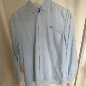Gant skjorta - Ljusblå Gant skjorta.  Storlek 158/164, 13/14 y. Säljer för 189 kr. 