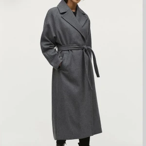 Grå kappa  - Säljer min fina kappa från Ellos i storlek 38/40, använd få gånger & är i bra skick, inga defekter ❤️pris kan diskuteras, ordinariepriset är 1199!