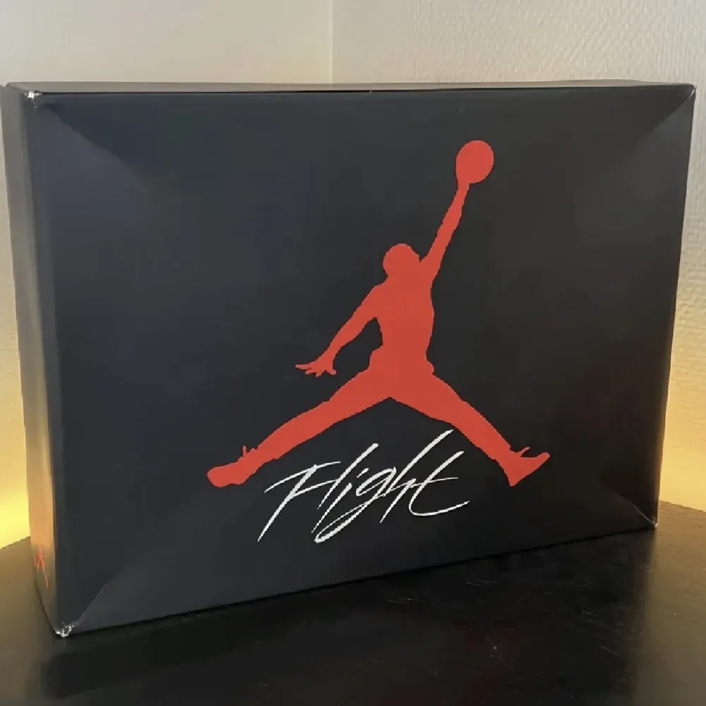 Air Jordan 4 Retro Red Thunder⚡️. Klassisk sneaker i en häftig färg🔥. Storlek 44,5✅. Originalbox medföljer🥂. Köpbevis finns👍. Äkta🎉. Skicka meddelande för frågor / fler bilder🤝. . Skor.