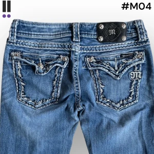 lågmidjade M04 MissMe Bootcut jeans M04 - MissMe jeans i model Boot 💜 Tag 29W 💜Midja (rakt över) 35cm 💜 Innerben 80cm 💜 Ytterben 102cm 💜 Benöppning 20cm 💜 Saknar knapp på höger bakficka 💜Våra mått blir W=27 och L=31 💜 Men jämför alltid måtten med ett par jeans som sitter bra 💜