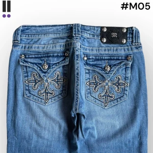 lågmidjade M05 MissMe Bootcut jeans M05 - MissMe jeans i model Boot 💜 Tag 30W 💜Midja (rakt över) 38cm 💜 Innerben 82cm 💜 Ytterben 106cm 💜 Benöppning 23cm 💜  💜Våra mått blir W=29 och L=32 💜 Men jämför alltid måtten med ett par jeans som sitter bra 💜