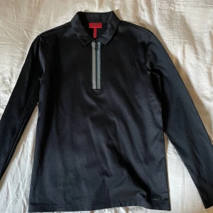 Hugo boss piké - Hugo boss long sleeve reflective zip piké, strlk XS men sitter passar mig som har S, cond 8/10 använd 1 gång o sen bara hängt i garderoben rätt länge.