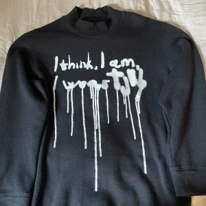 Tiger of Sweden tröja - Strlk M, Cond 5/10, knappt använd men lite uthängd o kragen har sett bättre dagar. Designen är menad att vara avklippt alltså inget jag själv gjort.