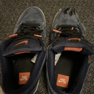Beaters, Nike sb dunks low navy black gum - Dunks som har sett bättre dar. Strlk 42, cond 2/10 & 6/10. Extra laces finns (blåa), sönderskateade dunks så säljes billigt 