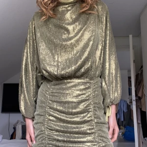 MINI MESH DRAPED DRESS - Skitbra kvalitet från Asos exklusiva märke; premium edition. Storlek XS. Använt 1 gång.