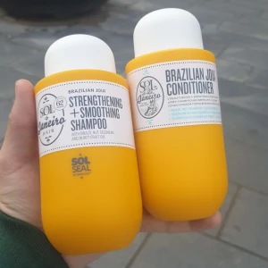 Stärkande Schampo och balsam från Sol De Janeiro - Bra stärkande schampo från det populära märket sol de janeiro. Säljs annars separat för 300kr styck.