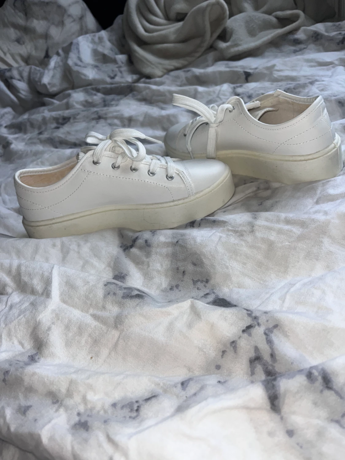 Nya vita skor
