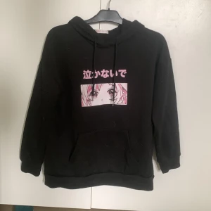 Anime hoodie - En skön och mjuk hoodie med anime tryck i bra skick. Har inte använts så mycket, och är från Romwe. Skriv om du vill ha mer bilder/info❤️