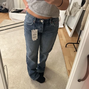 Zara Jeans - Säljer dessa fina midwaist jeans från Zara i nyskick, aldrig använda så prislappen sitter kvar, Nypris 359 kr 💞