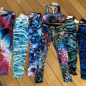 NYA TRÄNINGSKLÄDER  - Nya träningskläder Finns dessa Prints. Olika mkt i olika storlekar. Storlek: S-L (passar XS-XL) Nypris byxor 599kr Säljer hela partiet på 180plagg för 9000kr. (50kr/plagg) Eller byxor 200kr, sport-bh 150kr Set 300kr 2 set 500kr Frakt tillkommer