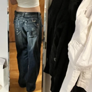 Jeans - Baggy jeans med coola detaljer. Tror de är i herrstorlek.