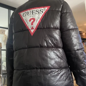 Guess jacka  - Snygg jacka som jag säljer ❤️passar mig som är i storlek xs/s ❤️400kr+ frakt 