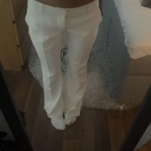 Kostymbyxor - Trendiga kostymbyxor från Bikbok. 