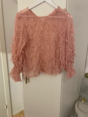 Rosa blus  - Jättefin rosa blus från zara, den är genomskinlig, skriv för frågor💘