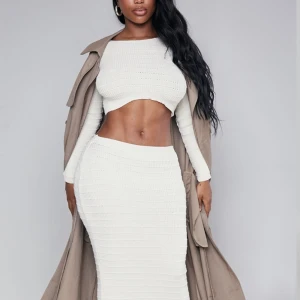 Vit stickad kjol - Vit stickad lång kjol, aldrig använd lappen e kvar, stretchig och mjuk i materialet