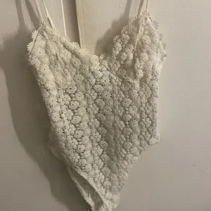 blommig body -  från HM säljs ej längre strl sparsamt använd 