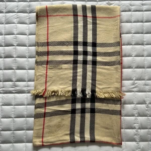 Burberry Scarf/Halsduk  - En tunnare Burberry Skarf som jag säljer för 350kr pga att den har trådat sig på vissa ställen. Annars i gott skick.