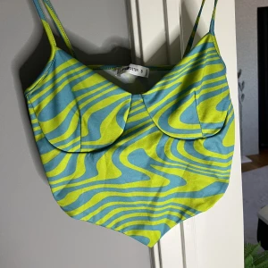 Top - Storlek:S Från: newyorker  Skick:bra skick! Aldrig använt Använt men i bra skick! 🧸 Postar med PostNord och tar bara emot Swish! Skriv för mer info🩷