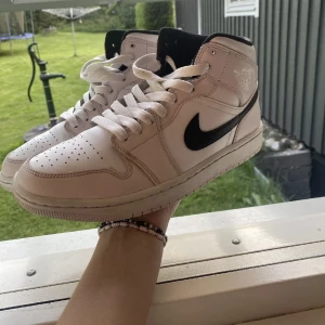 Jordans - Säljer nu mina jordans då jag inte använder de längre! Super fint skick❤️nypris är 2999kr. 