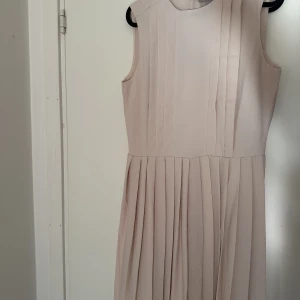 Klänning H&M - Beige klänning från H&M helt oanvänd. Lårkort