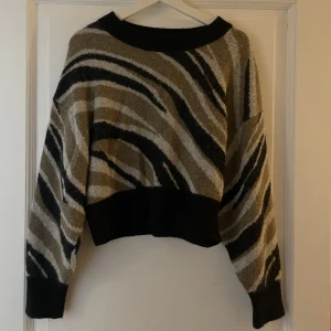 Stickad tröja - Vintage stickad croppad tröja från &other stories! Kan både mötas upp i Stockholm och frakta🫶