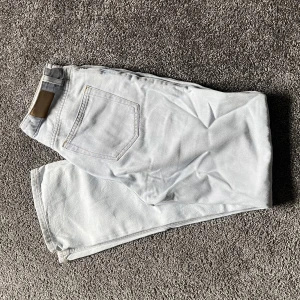 Weekday jeans - Säljer ett par ljusblå Weeday jeans i modellen Rowe. Strl W25L32. Skicka meddelande för bild på.🥰